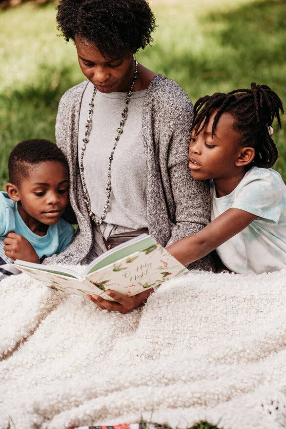 O Holy Night : An illustrated collection of Christmas Carols